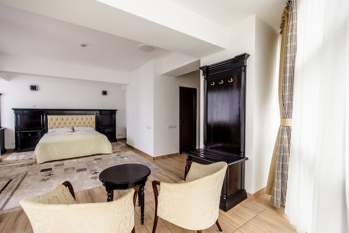Room 28 of 146