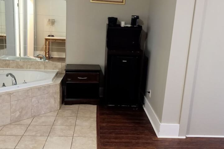 1 Queen Bed (3 of 33)