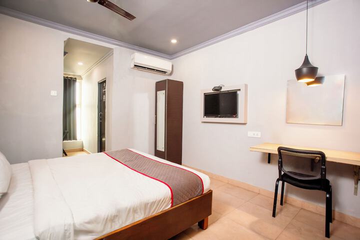 Room 4 of 8