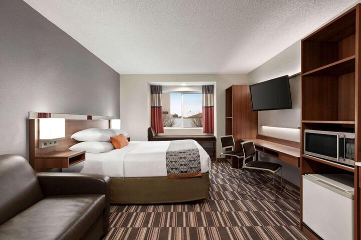 1 Queen Bed (4 of 14)