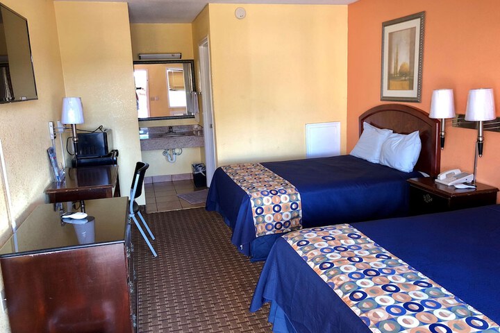 1 Queen Bed (7 of 8)