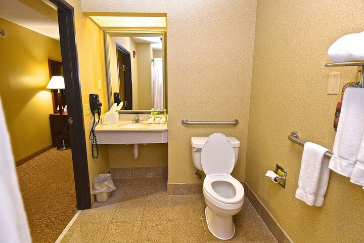 1 Queen Bed Standard Comm Accessible Tub (1 of 22)
