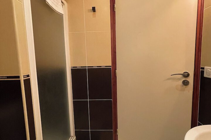 Room 51 of 86