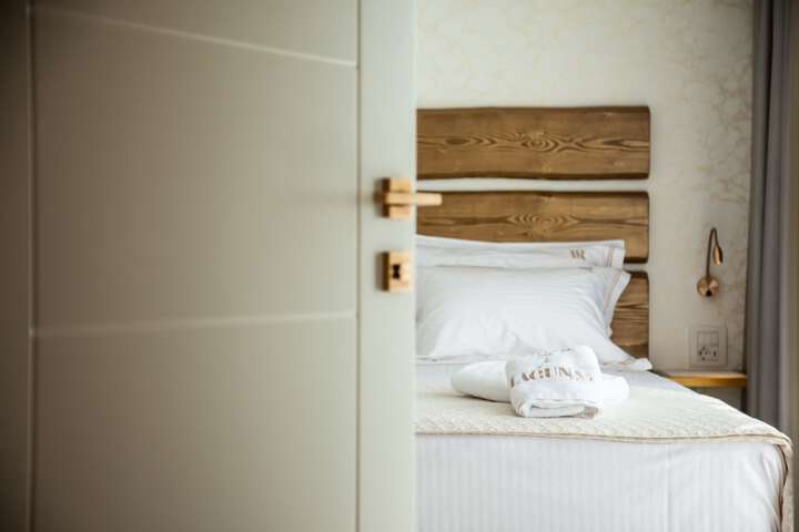 Room 4 of 49