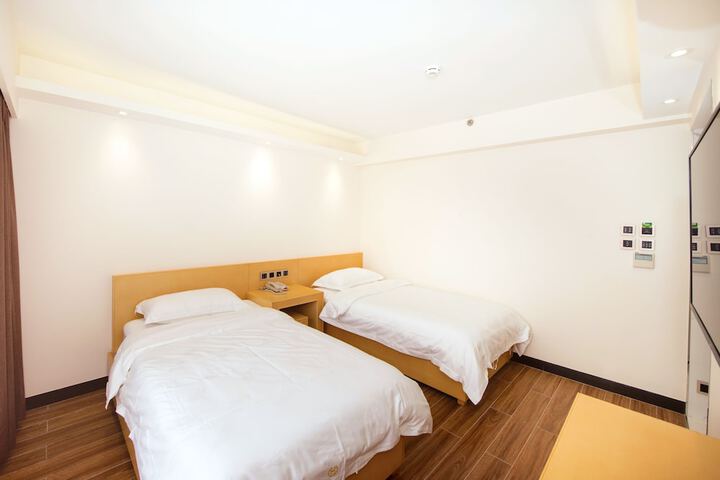 Room 8 of 21