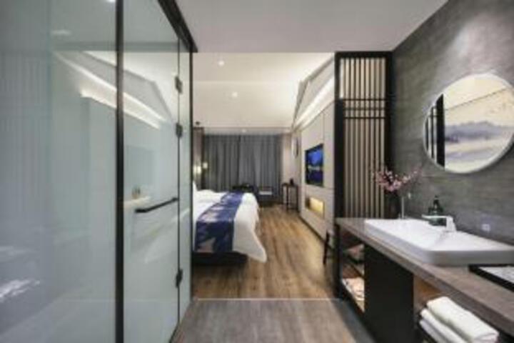 Room 16 of 18