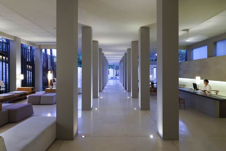 Entrance & Lobby