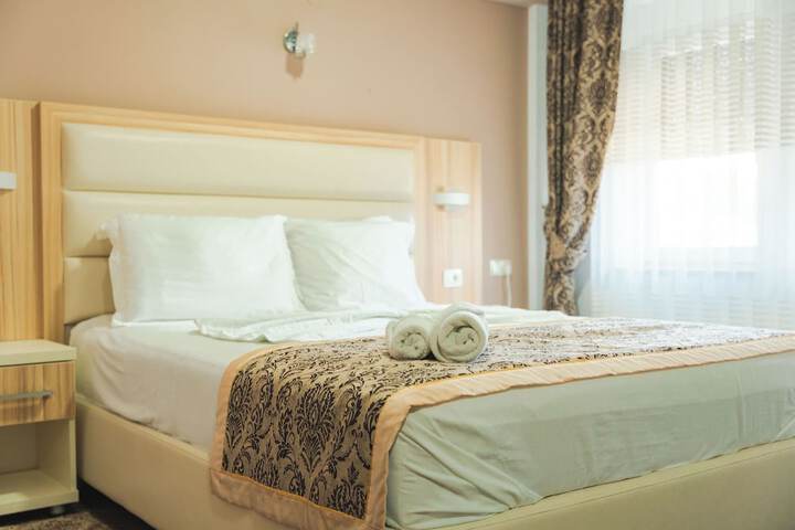 Room 7 of 12