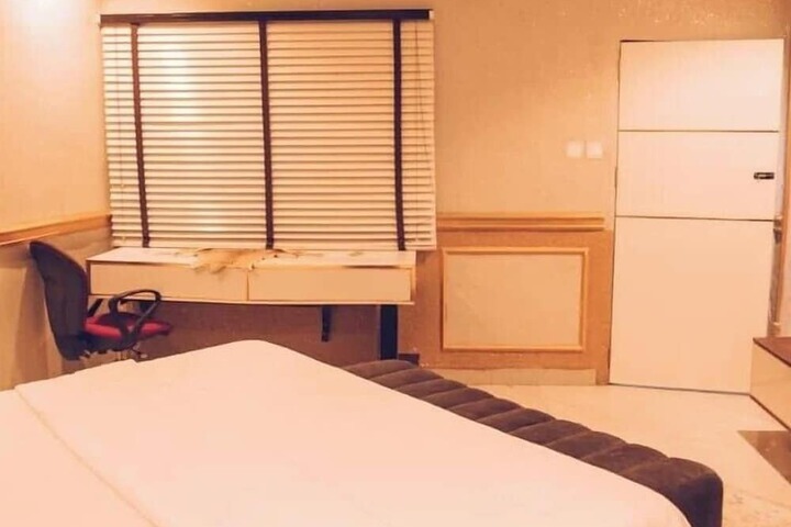 Room 10 of 40