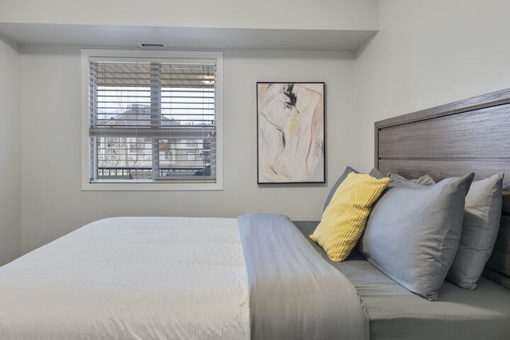 Rustic Modern 2 Bed 2 Bath with Lakeview Pool & Hot Tub