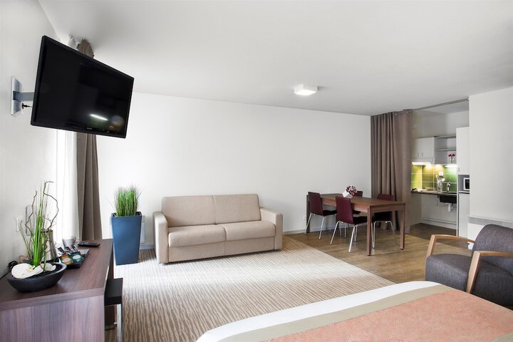 Room 8 of 40