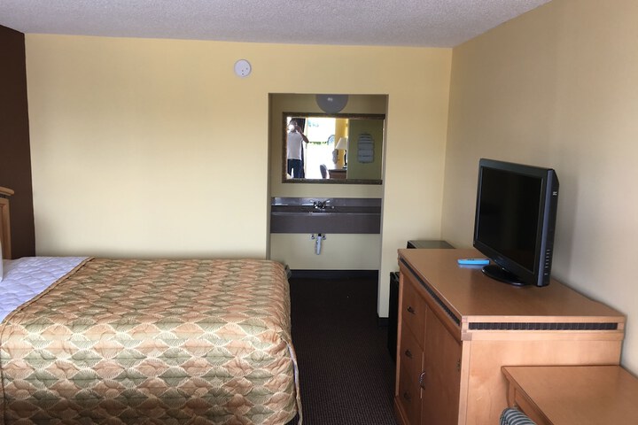 Standard Double Room 2 Double Beds Refrigerator, Microwave (5 of 7)