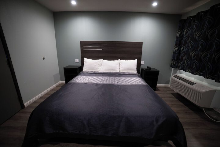 Double or Twin with Double Bed (12 of 13)