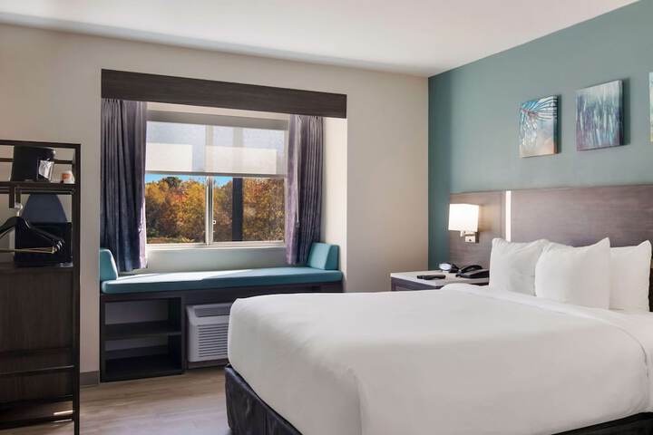 1 Queen Bed (1 of 16)