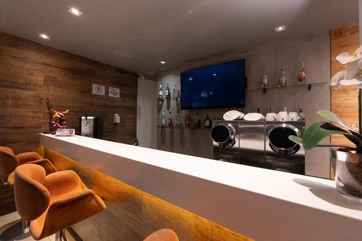 Lounge 53 of 58