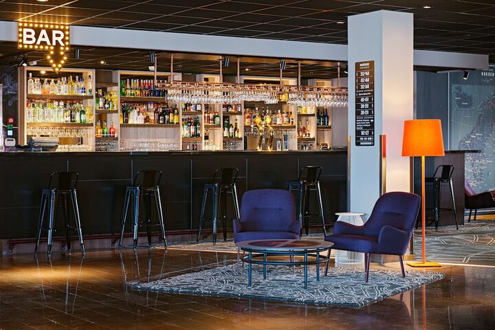 Lounge 38 of 43