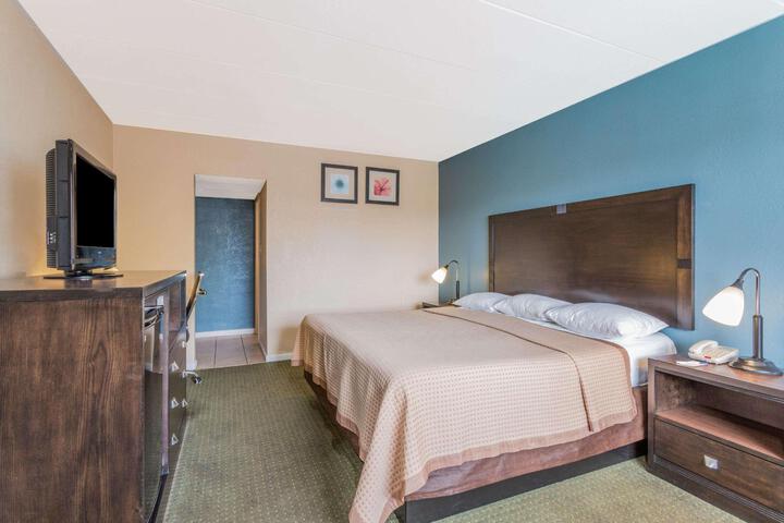 1 King Bed (3 of 6)