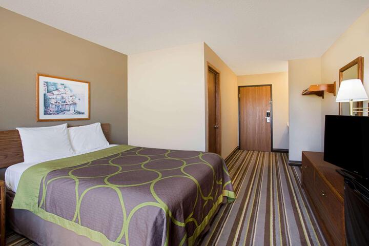 1 Queen Bed (4 of 4)