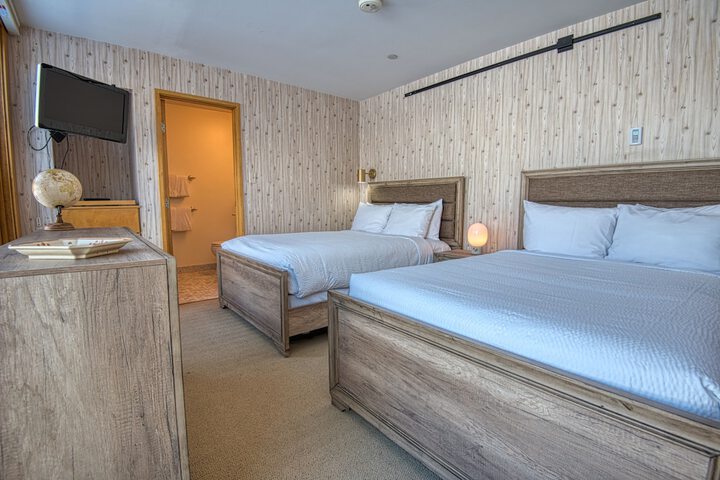 Room 13 of 215