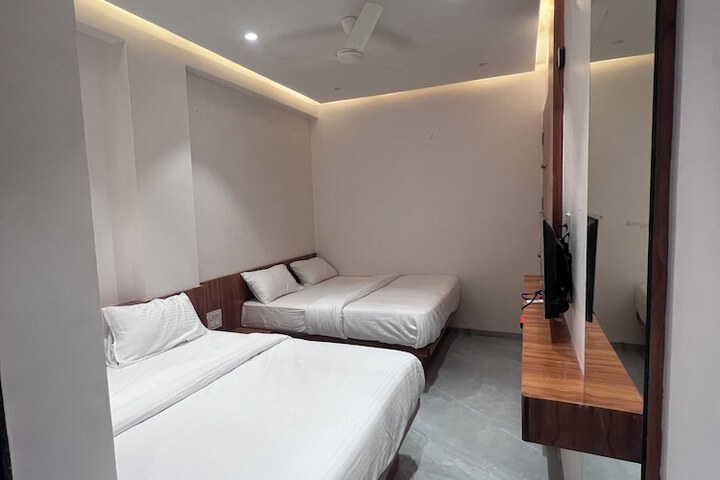 Room 10 of 34