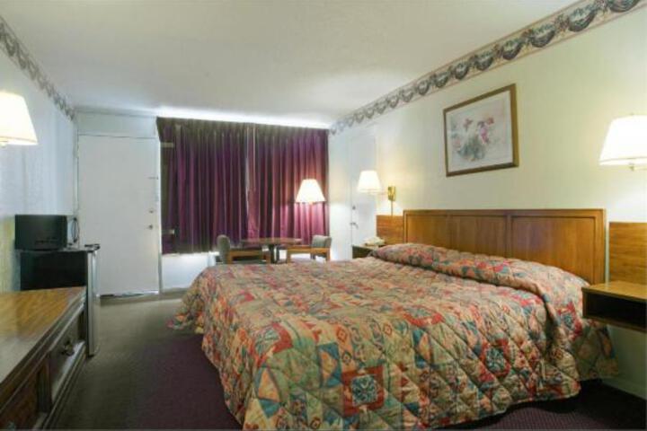 1 Queen Bed (3 of 9)