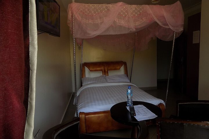 Room 4 of 25