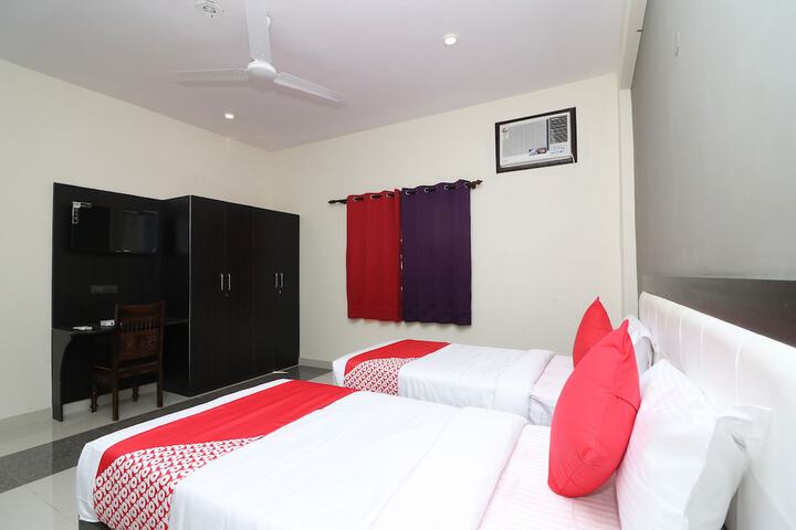 Room 6 of 9