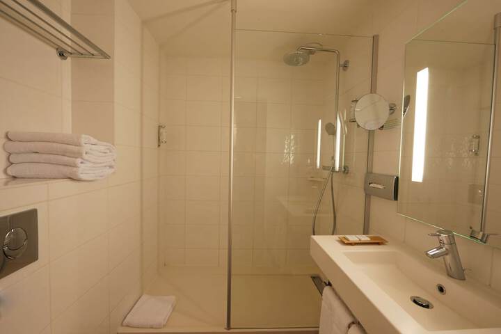 Room 62 of 84