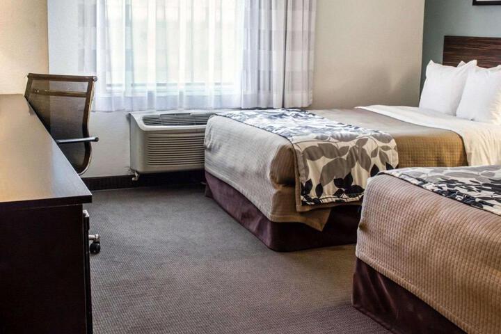 2 Double Beds (7 of 10)