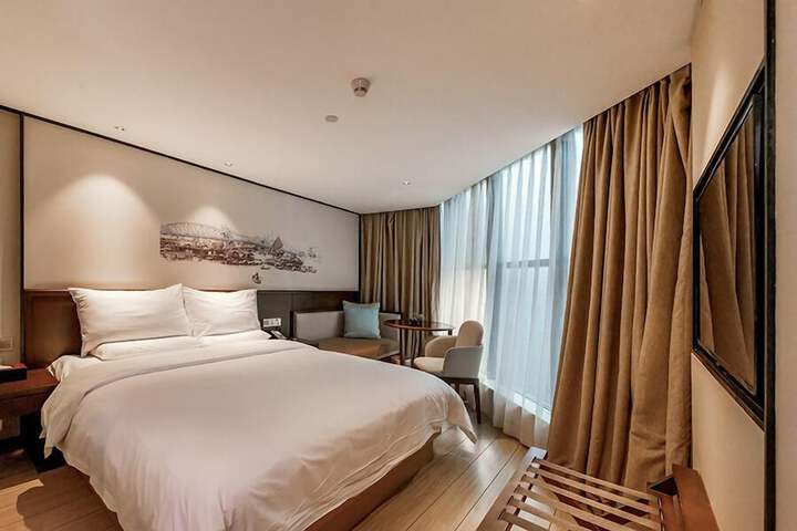 Room 28 of 146