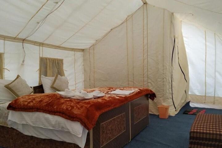 Room 6 of 18