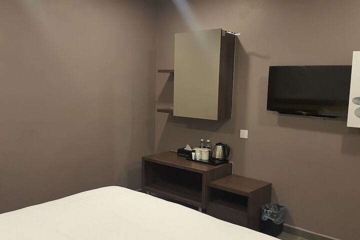 Room 27 of 34