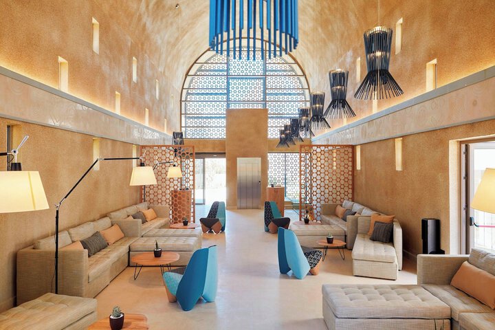 Lobby lounge