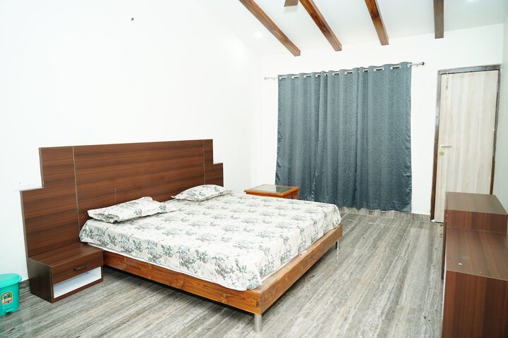 Room 2 of 8