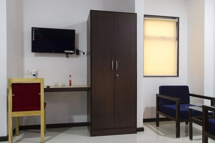 Room 5 of 12