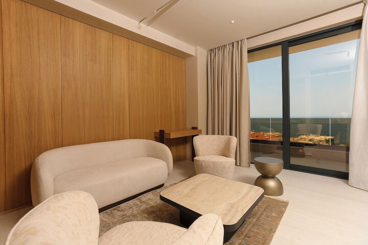 Room 44 of 100