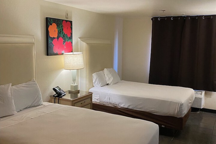 2 Double Beds (22 of 28)
