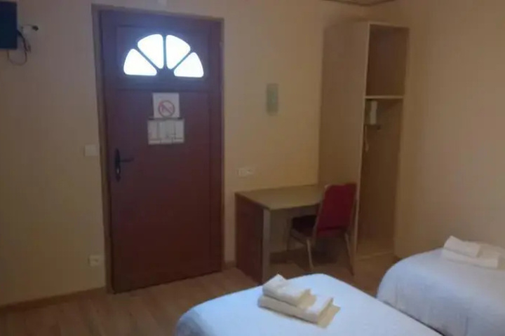 Room 4 of 10
