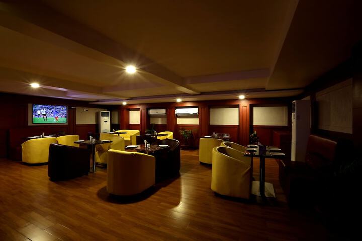 Lounge 23 of 41