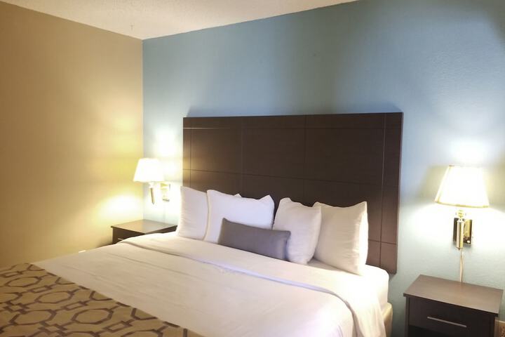 1 King Bed (2 of 11)