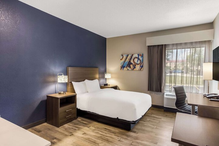 1 Queen Bed Efficiency Suite (8 of 19)