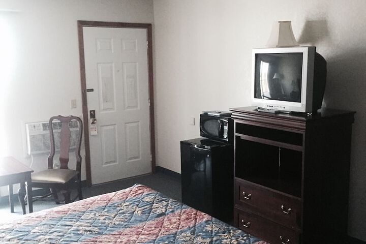 Room 6 of 8