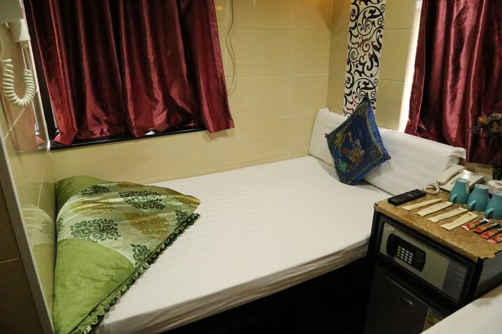 Room 15 of 32