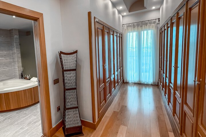 Ballroom/Hall 82 of 94