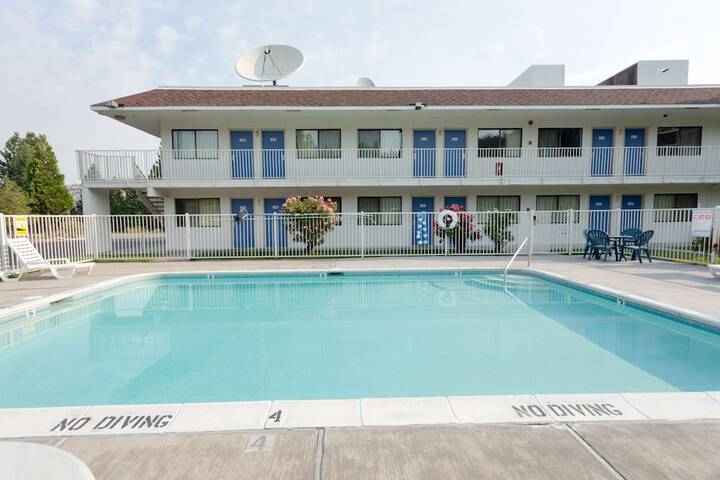 Pools & Facilities