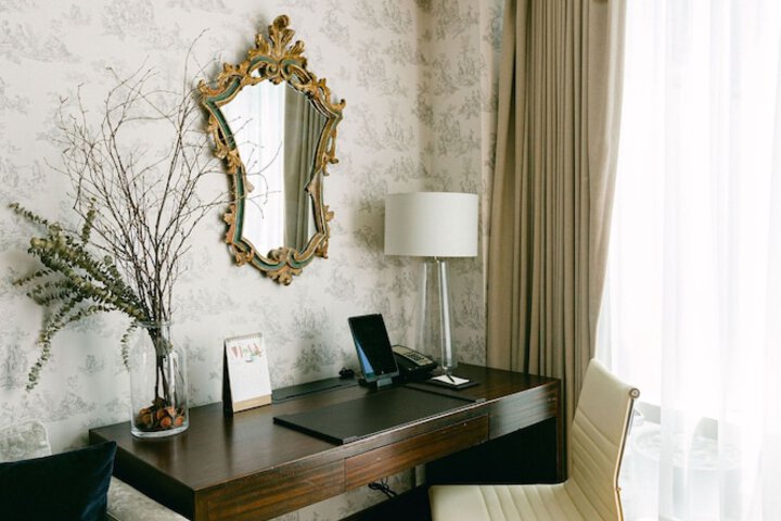 Deluxe King Room (33 of 34)