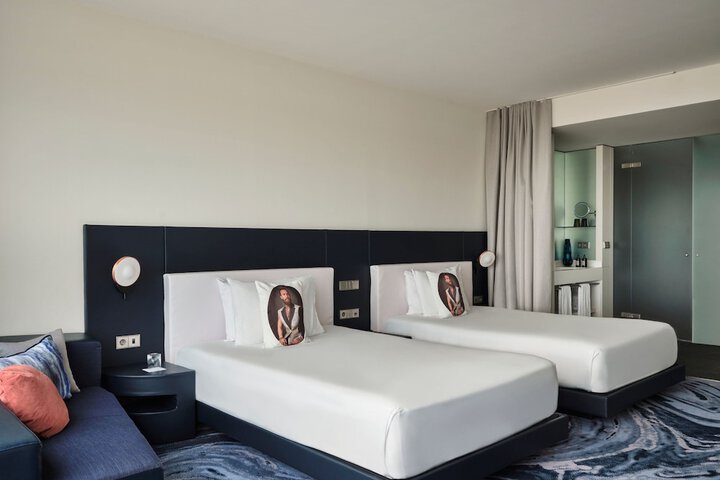 Room 5 of 246