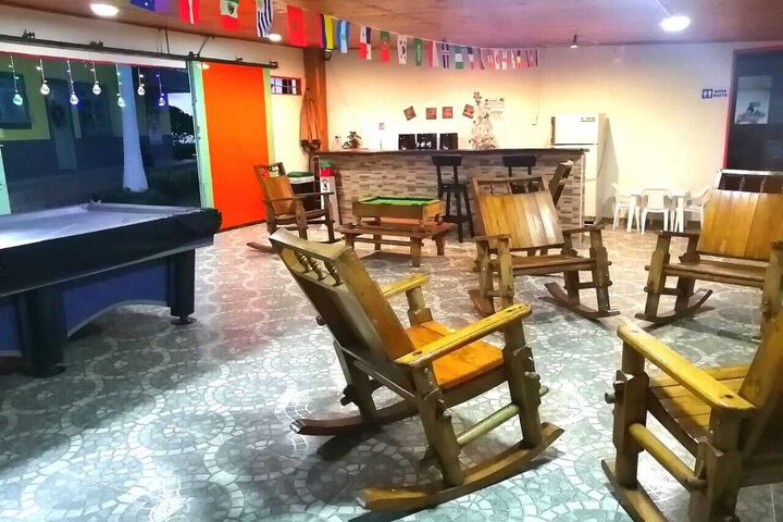 Lounge 4 of 84