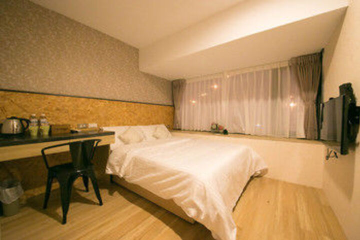 Room 8 of 9
