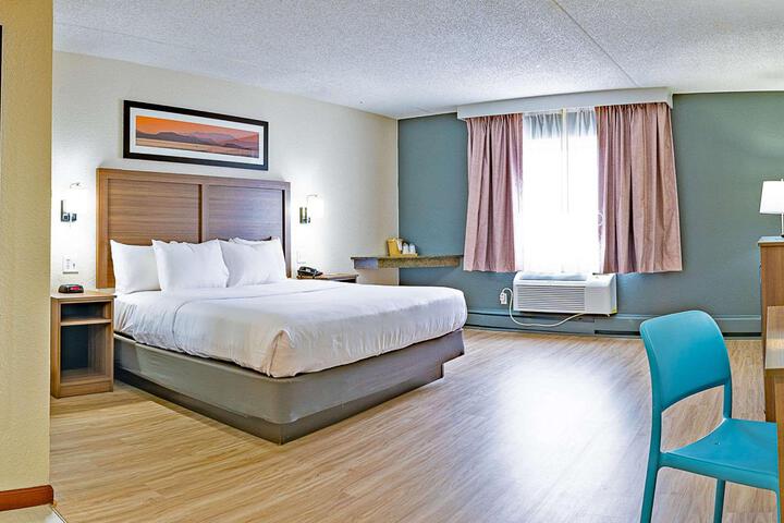 1 King Bed (1 of 18)
